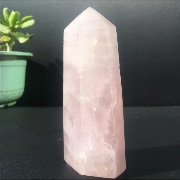 252g Natural rose quartz crystal point - Picture 3 of 6